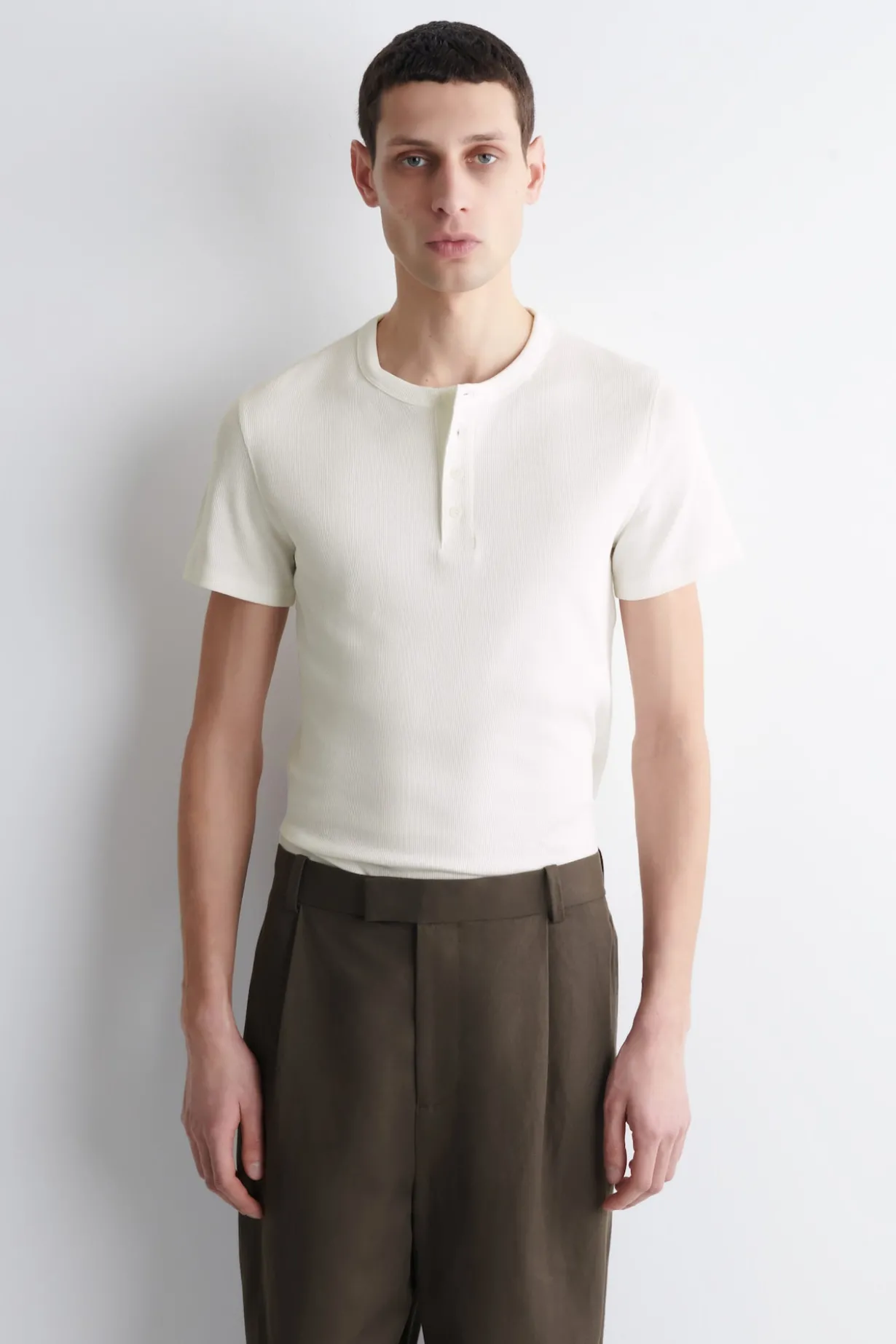 SCHMALES, GERIPPTES HENLEY-T-SHIRT