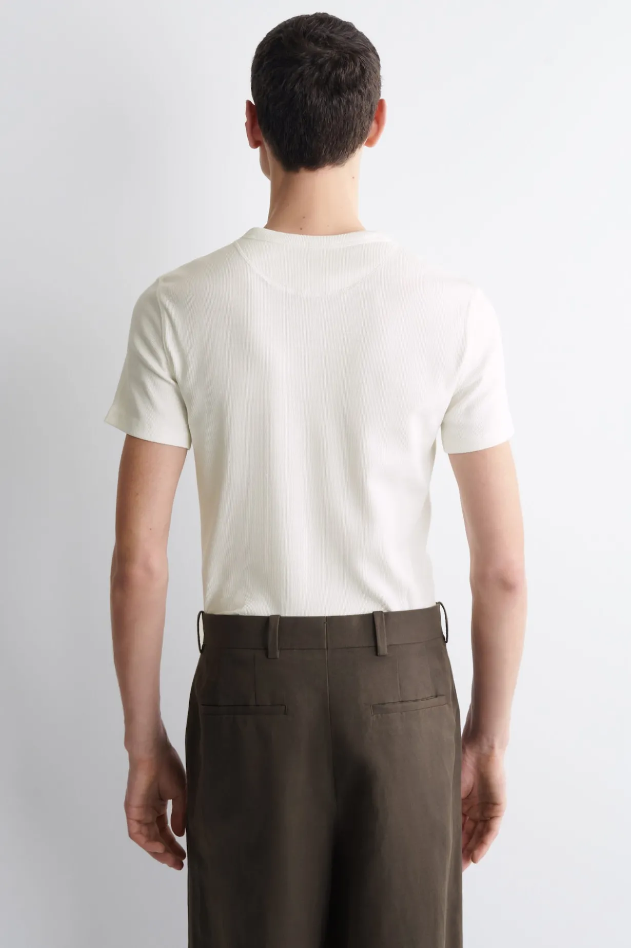 SCHMALES, GERIPPTES HENLEY-T-SHIRT
