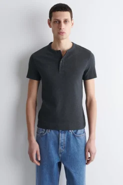 SCHMALES, GERIPPTES HENLEY-T-SHIRT