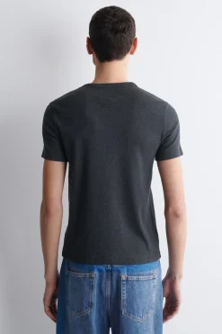 SCHMALES, GERIPPTES HENLEY-T-SHIRT