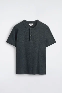 SCHMALES, GERIPPTES HENLEY-T-SHIRT