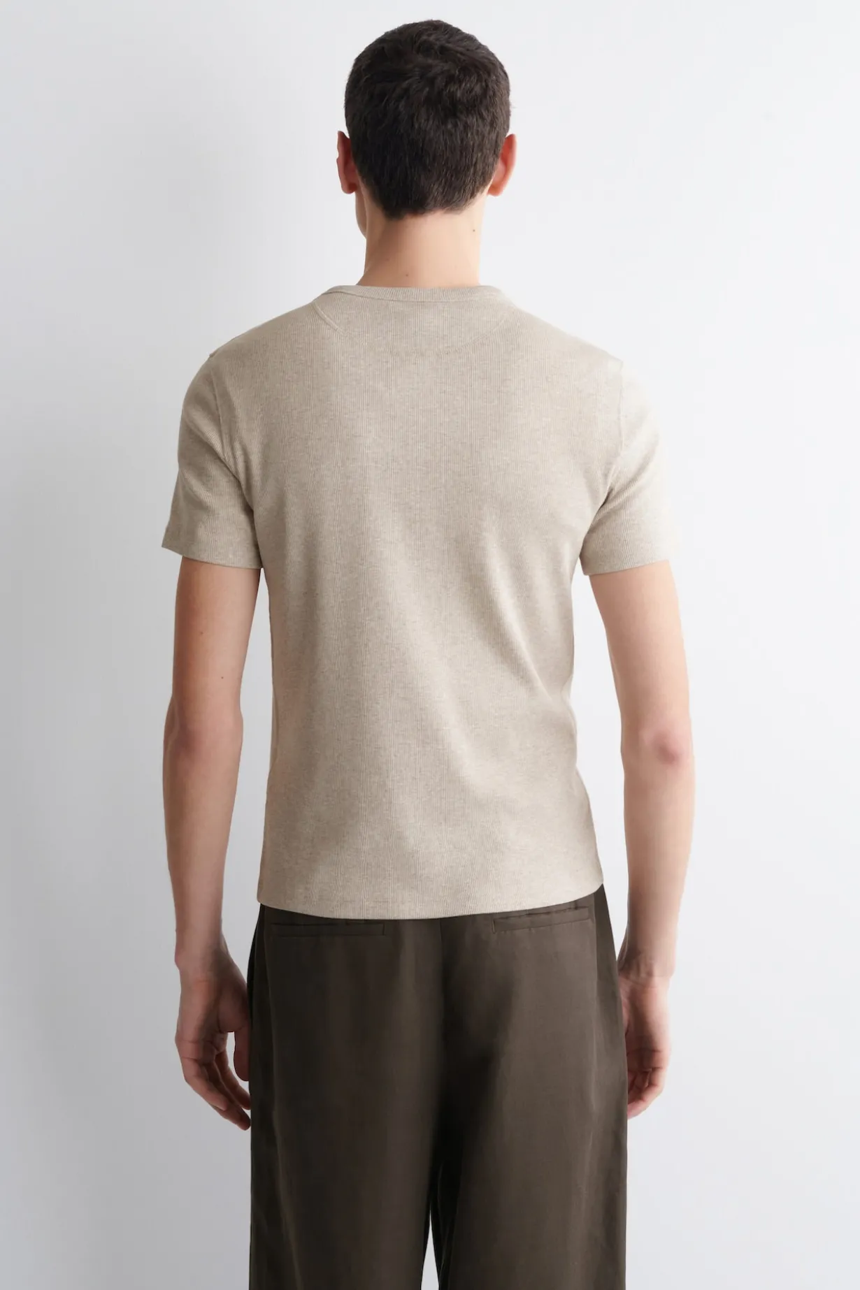 SCHMALES, GERIPPTES HENLEY-T-SHIRT