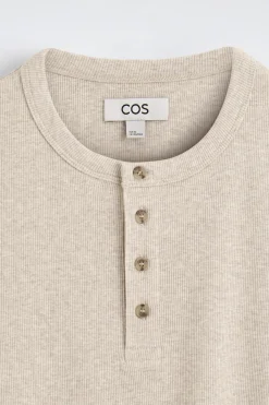 SCHMALES, GERIPPTES HENLEY-T-SHIRT