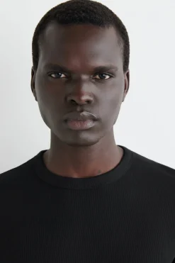 SCHMALES, GERIPPTES LANGARMSHIRT AUS BAUMWOLLE