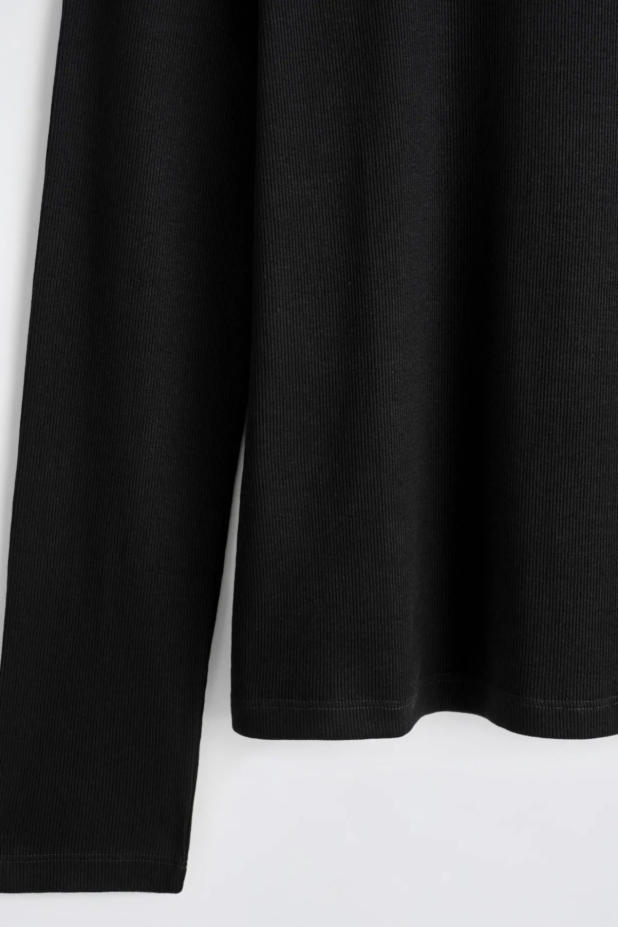 SCHMALES, GERIPPTES LANGARMSHIRT AUS BAUMWOLLE
