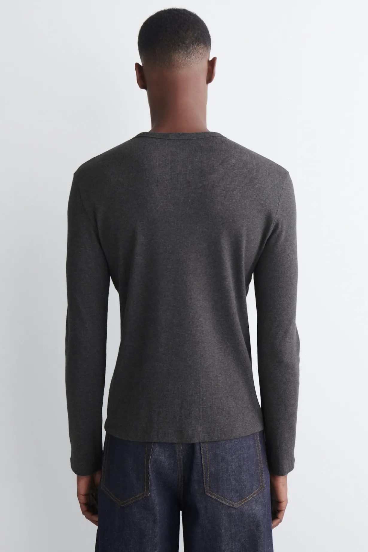 SCHMALES, GERIPPTES LANGARMSHIRT AUS BAUMWOLLE
