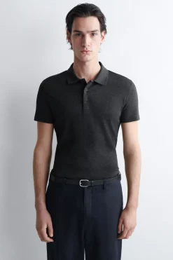 SCHMALES, GERIPPTES POLOSHIRT AUS BAUMWOLLE