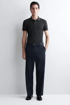 SCHMALES, GERIPPTES POLOSHIRT AUS BAUMWOLLE