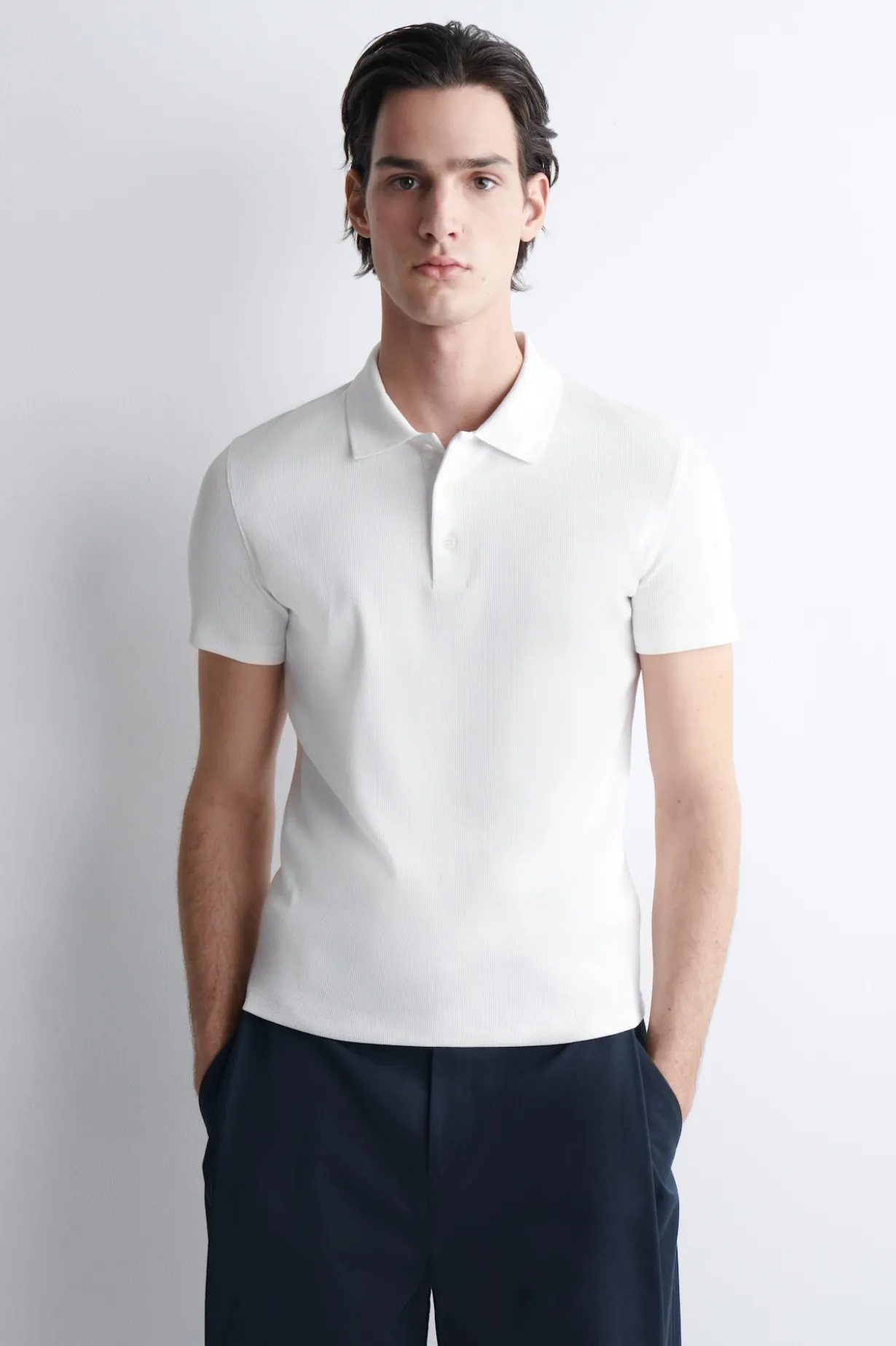 SCHMALES, GERIPPTES POLOSHIRT AUS BAUMWOLLE