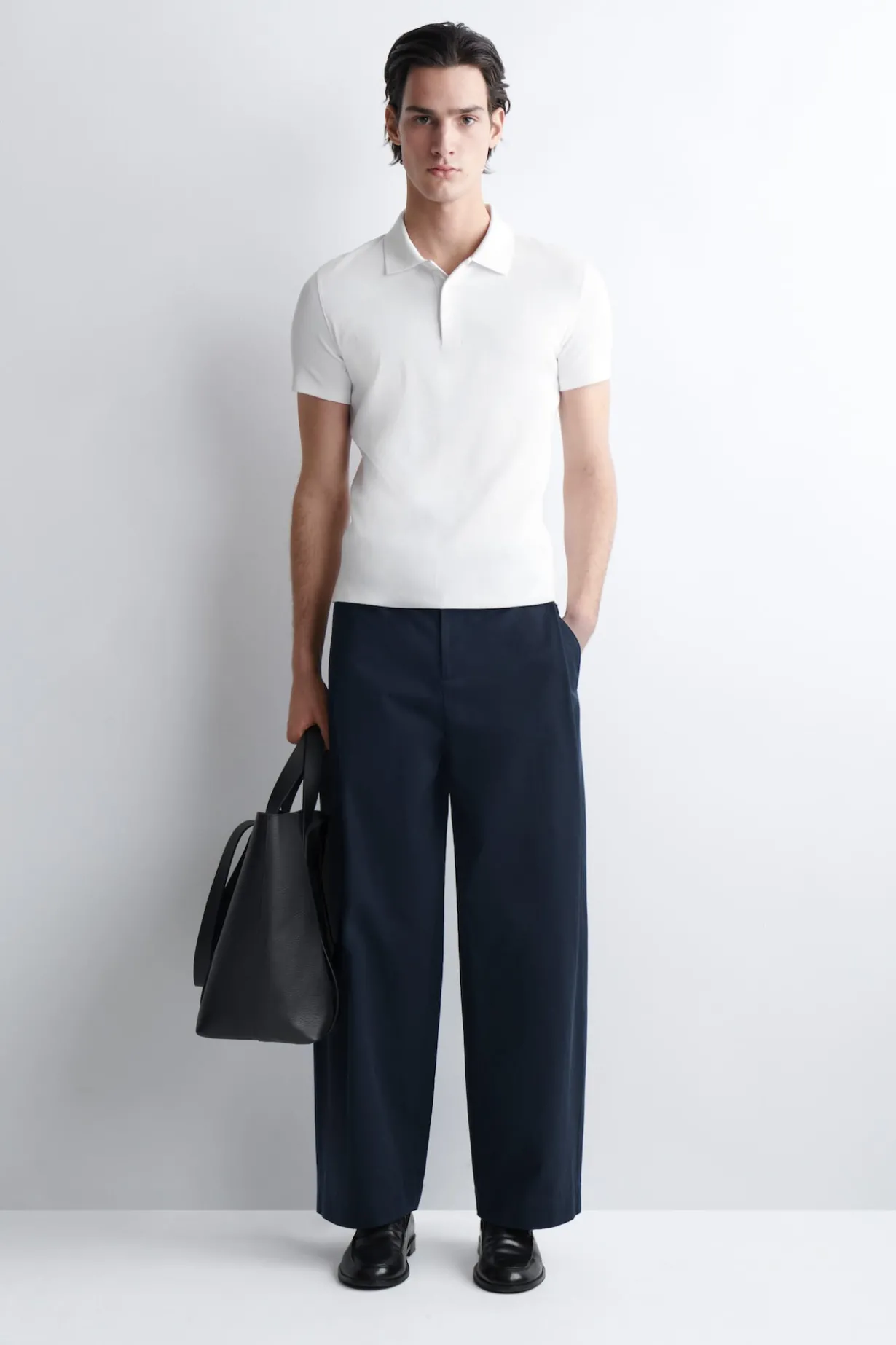 SCHMALES, GERIPPTES POLOSHIRT AUS BAUMWOLLE