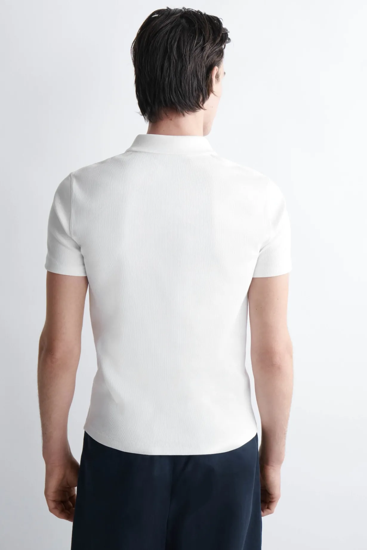 SCHMALES, GERIPPTES POLOSHIRT AUS BAUMWOLLE