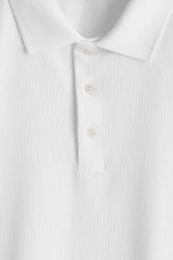 SCHMALES, GERIPPTES POLOSHIRT AUS BAUMWOLLE