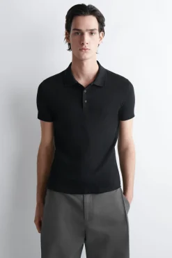 SCHMALES, GERIPPTES POLOSHIRT AUS BAUMWOLLE