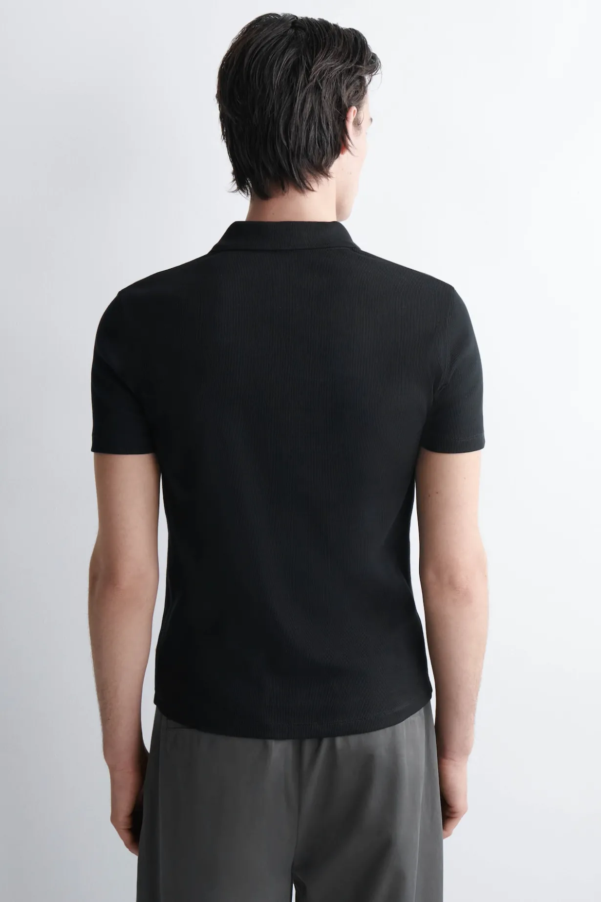 SCHMALES, GERIPPTES POLOSHIRT AUS BAUMWOLLE