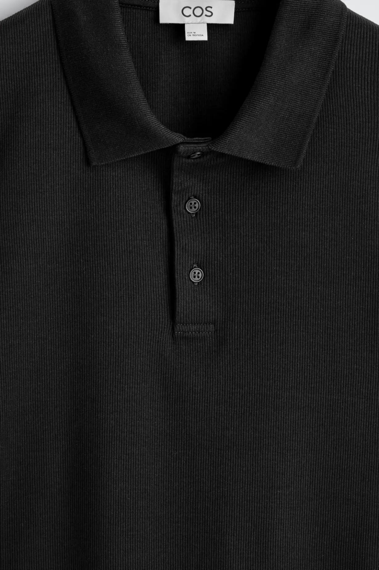 SCHMALES, GERIPPTES POLOSHIRT AUS BAUMWOLLE