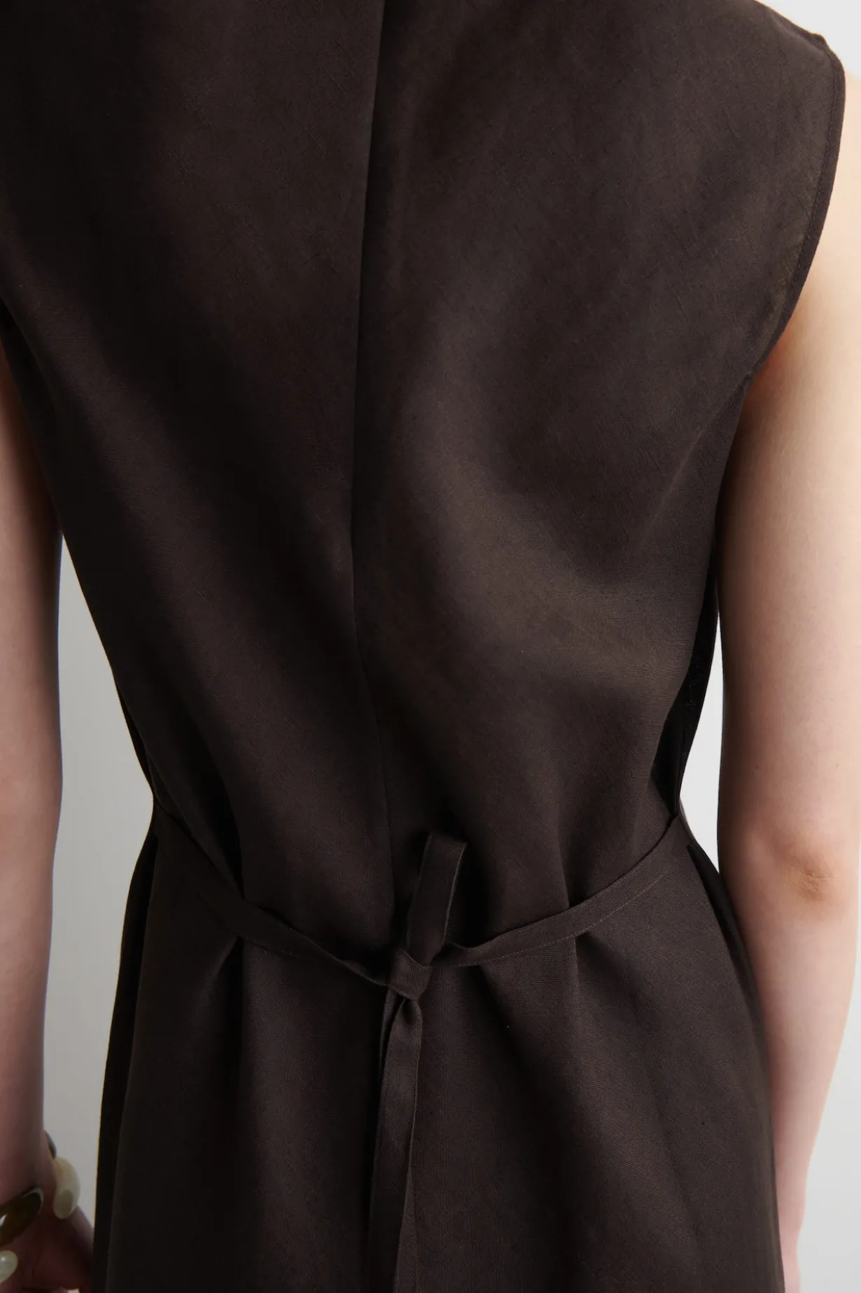 SCHRÄG GESCHNITTENES MIDIKLEID AUS LEINEN-MIX