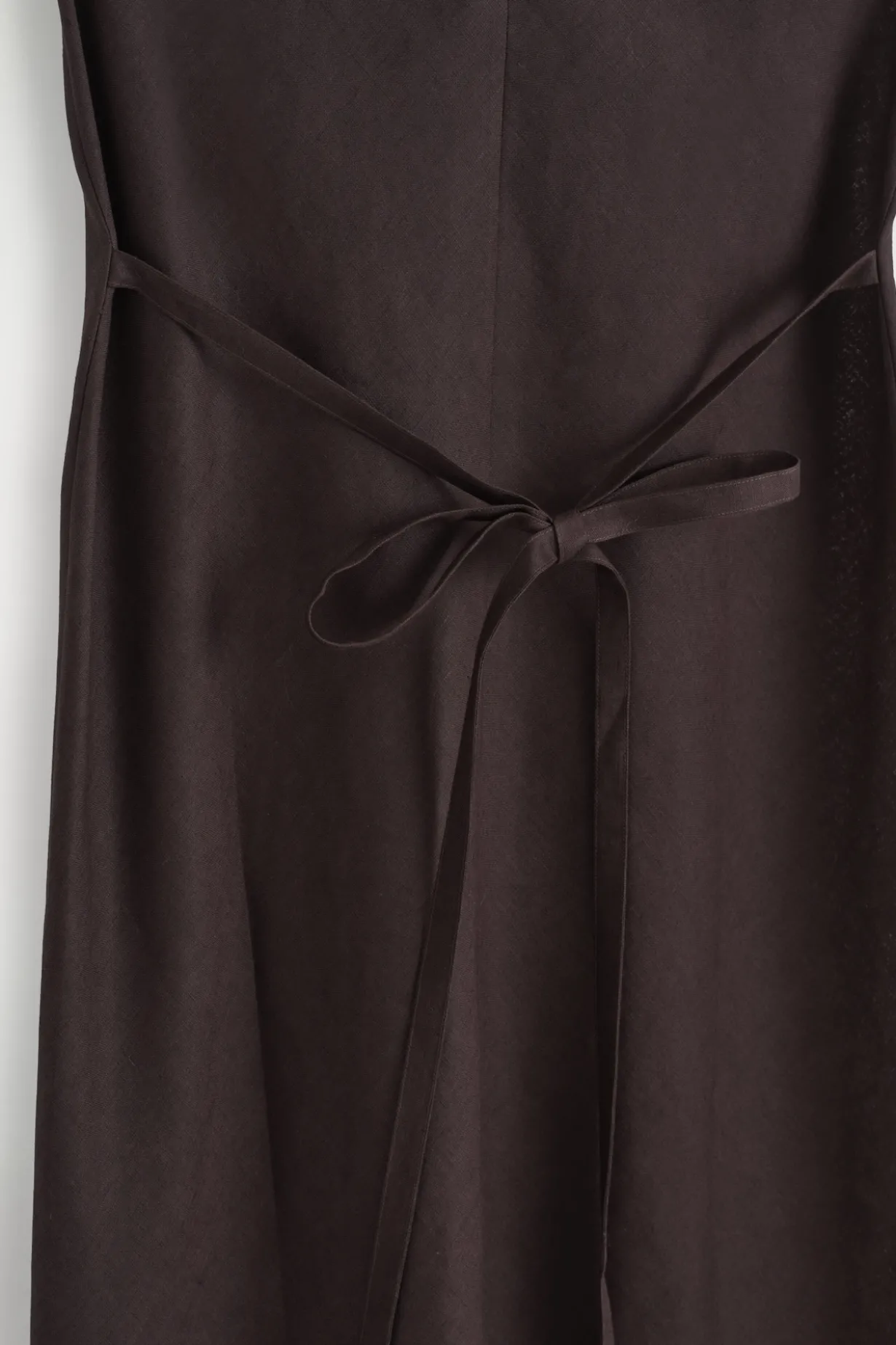 SCHRÄG GESCHNITTENES MIDIKLEID AUS LEINEN-MIX