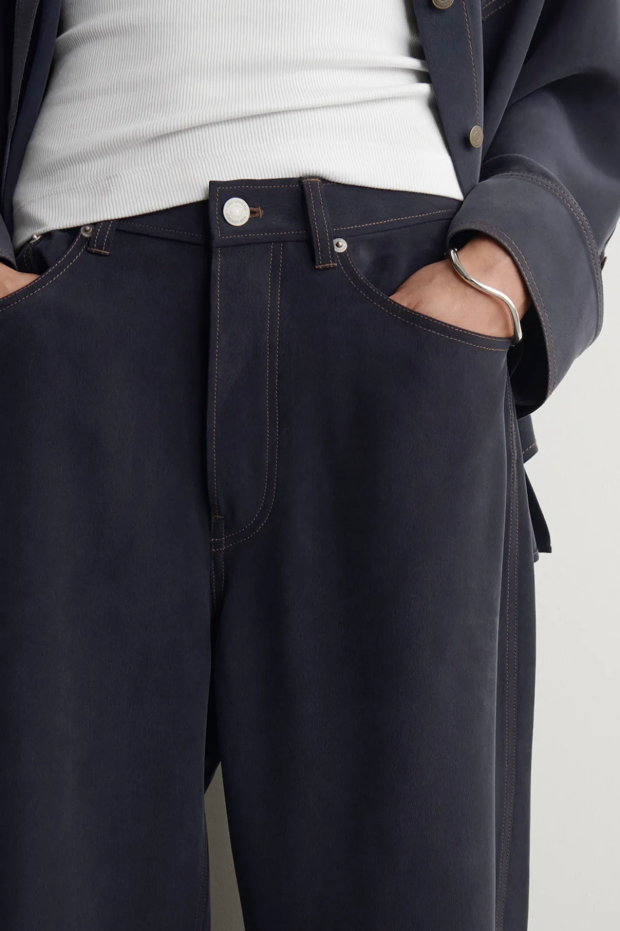 SEIDENHOSE MIT DENIM-EFFEKT