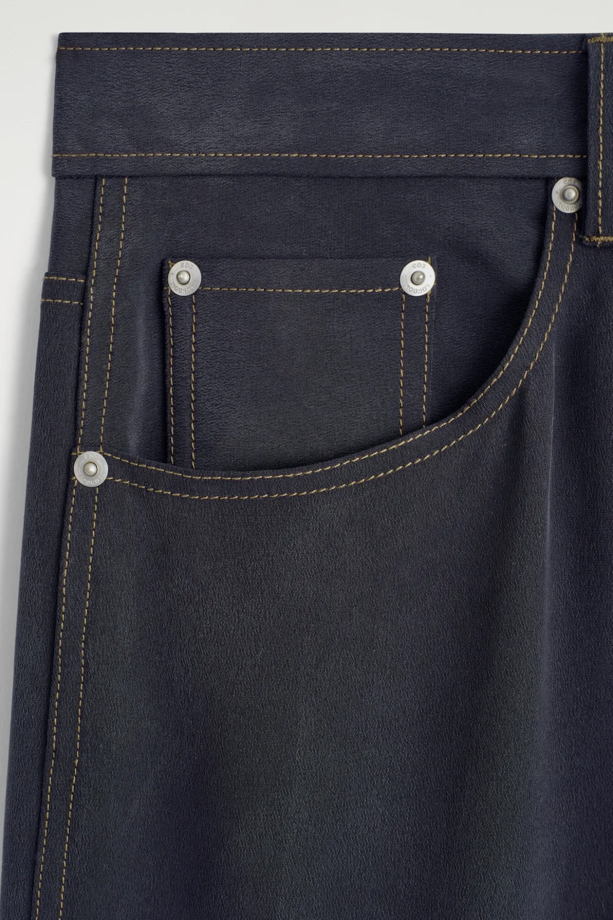 SEIDENHOSE MIT DENIM-EFFEKT
