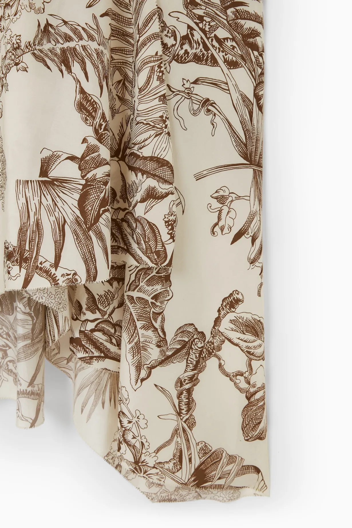 SEIDENKLEID MIT BOTANISCHEM PRINT