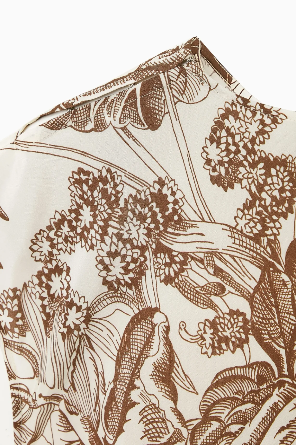 SEIDENKLEID MIT BOTANISCHEM PRINT