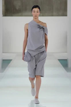 SHORTS MIT TIEFEM SCHRITT