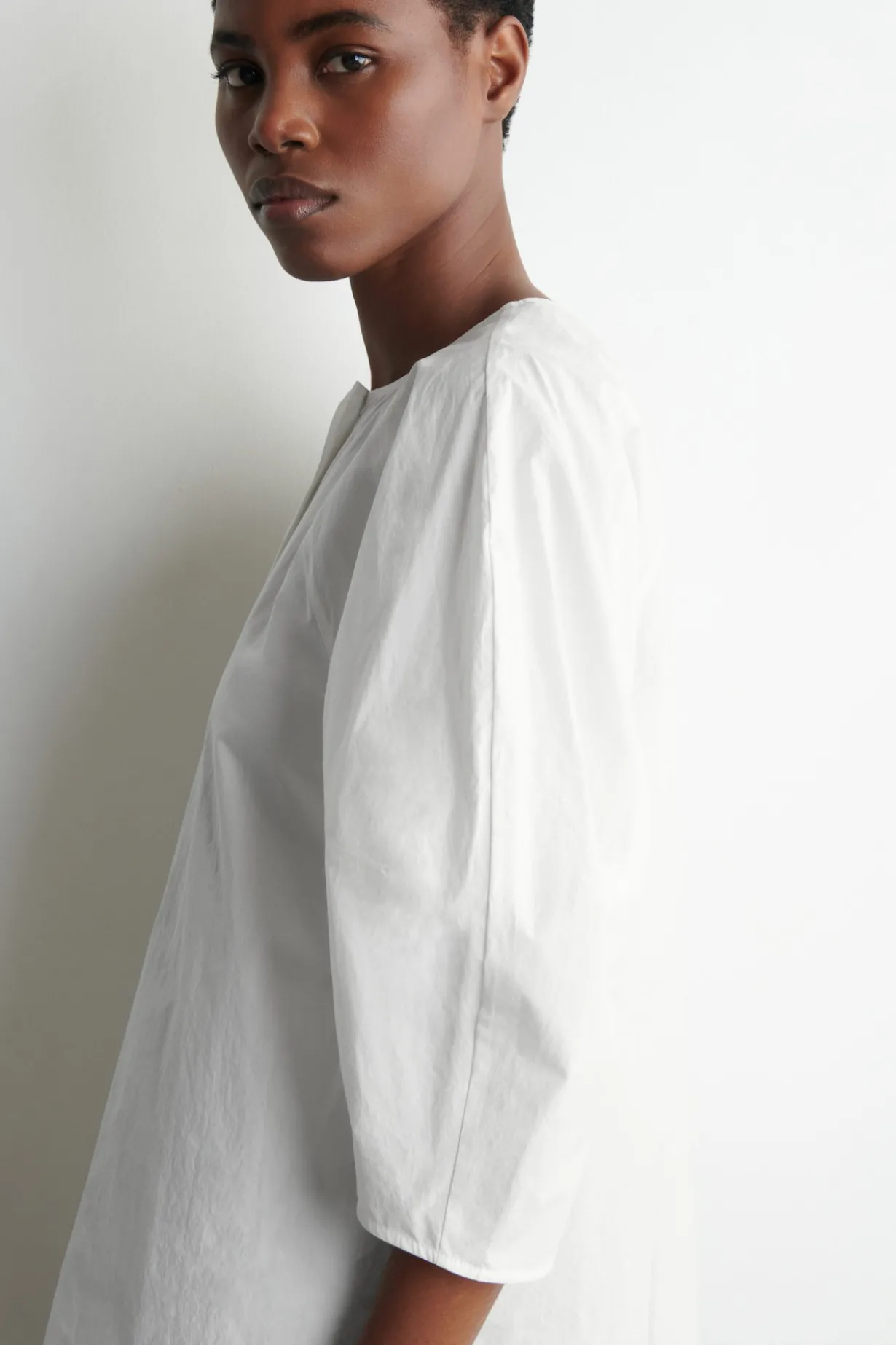 SKULPTURALE BLUSE AUS POPELINE AUS PIMA-BAUMWOLLE