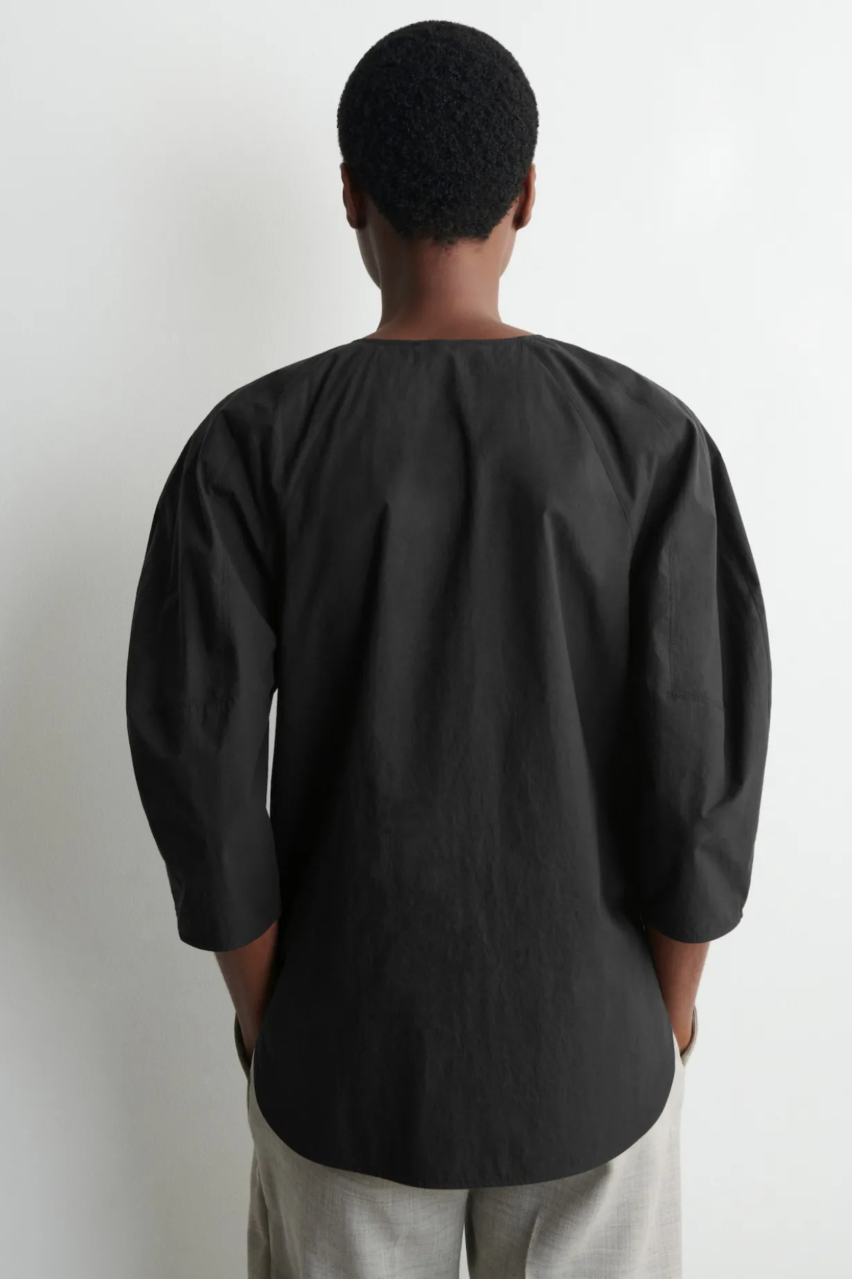 SKULPTURALE BLUSE AUS POPELINE AUS PIMA-BAUMWOLLE