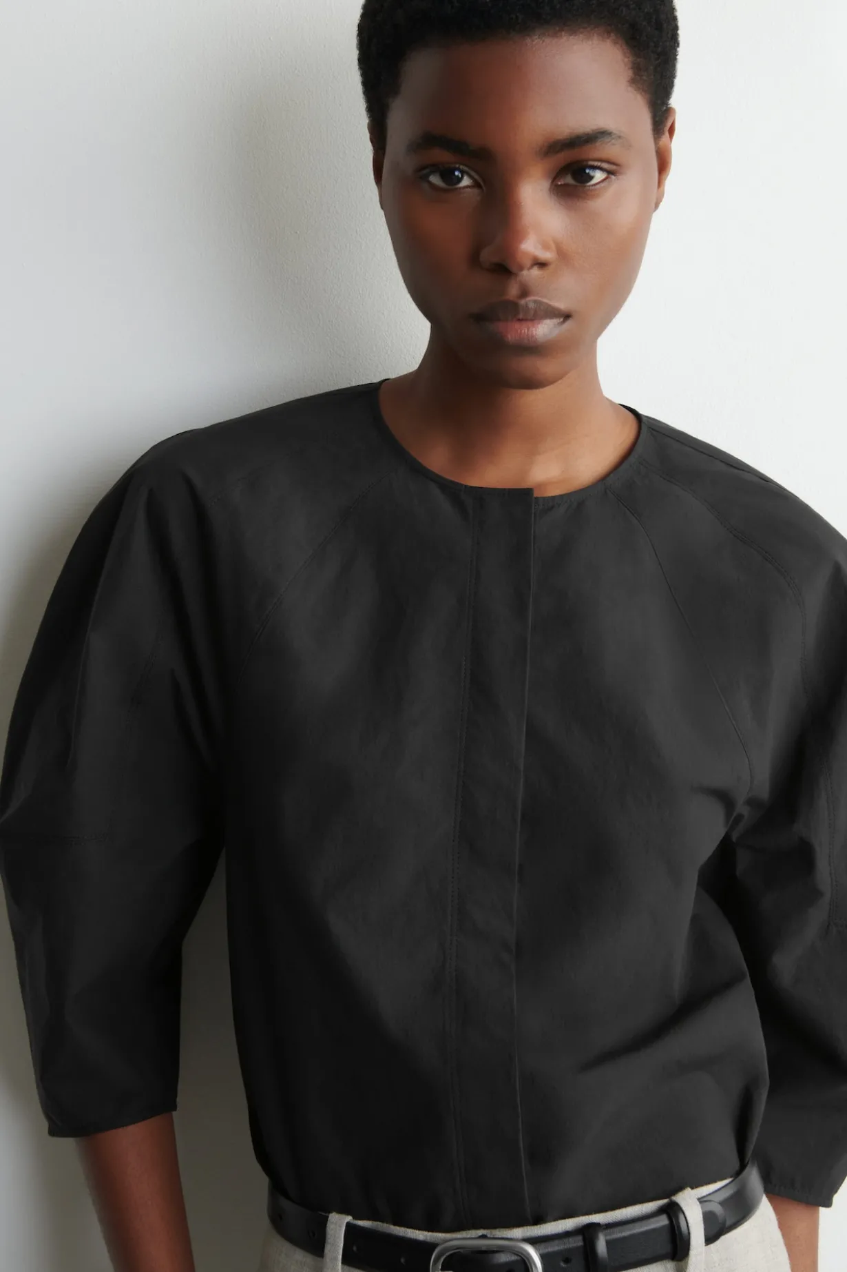 SKULPTURALE BLUSE AUS POPELINE AUS PIMA-BAUMWOLLE