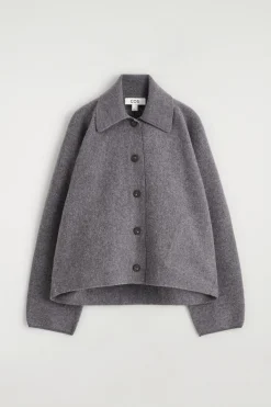 SKULPTURALE KURZJACKE AUS MERINOWOLLE