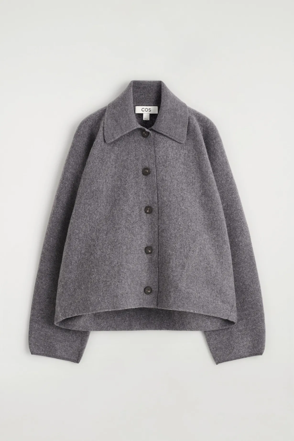 SKULPTURALE KURZJACKE AUS MERINOWOLLE