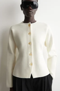 SKULPTURALE STRICKJACKE AUS BAUMWOLLE