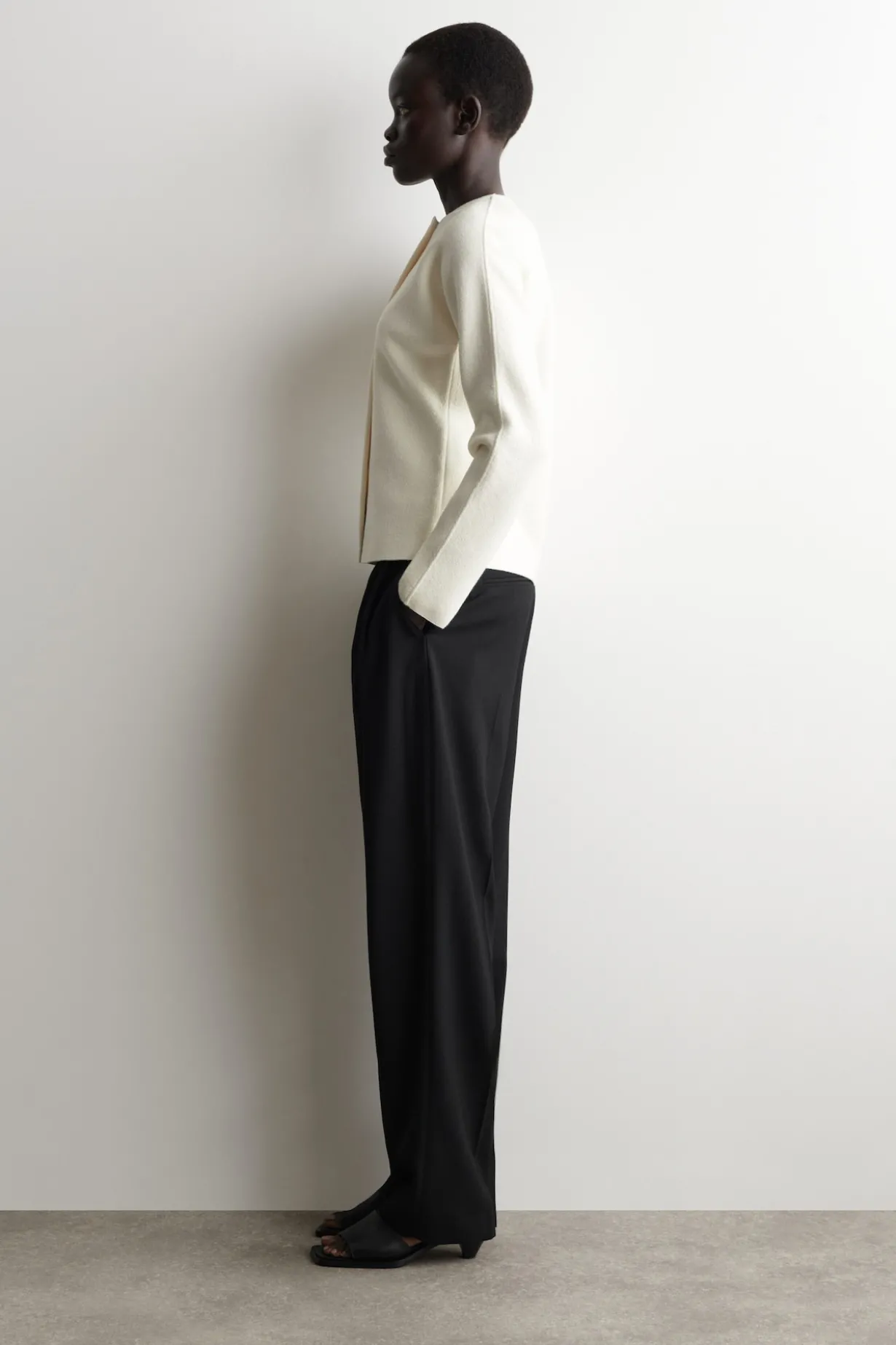 SKULPTURALE STRICKJACKE AUS BAUMWOLLE