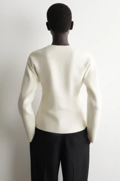 SKULPTURALE STRICKJACKE AUS BAUMWOLLE