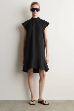 SKULPTURALES KLEID MIT HOHEM KRAGEN