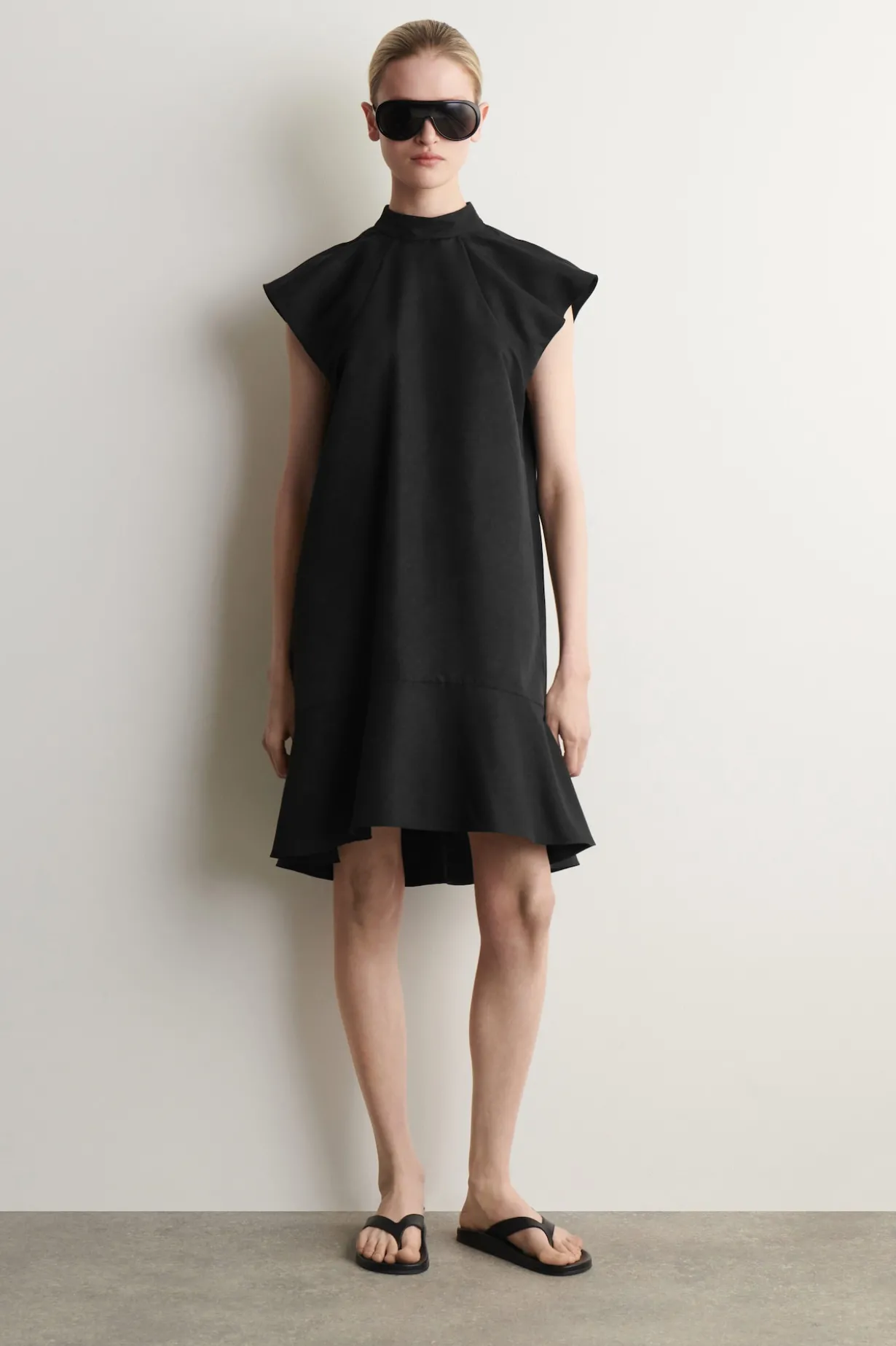 SKULPTURALES KLEID MIT HOHEM KRAGEN