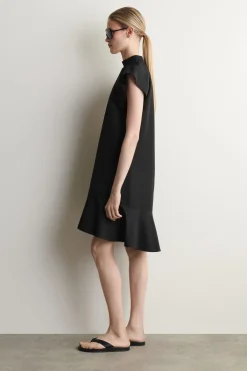 SKULPTURALES KLEID MIT HOHEM KRAGEN