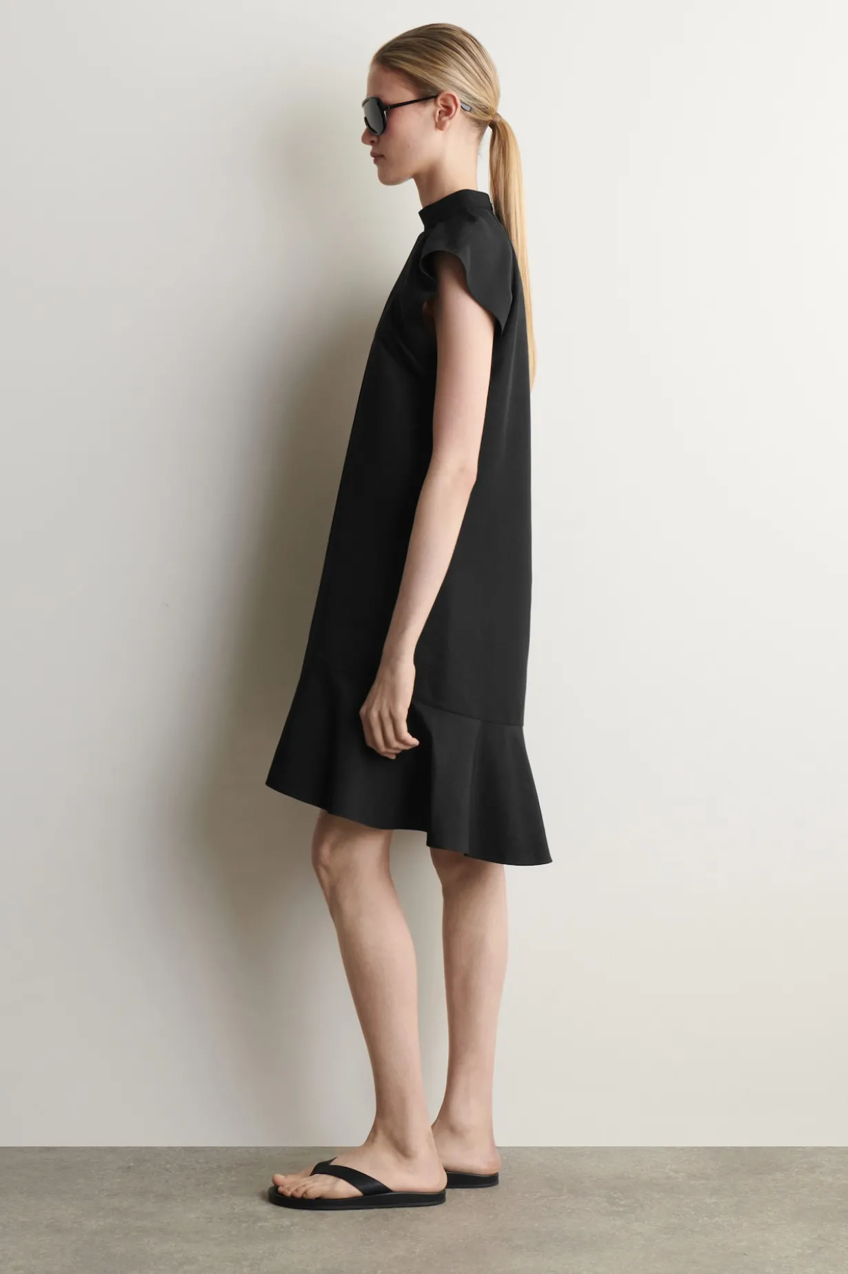 SKULPTURALES KLEID MIT HOHEM KRAGEN