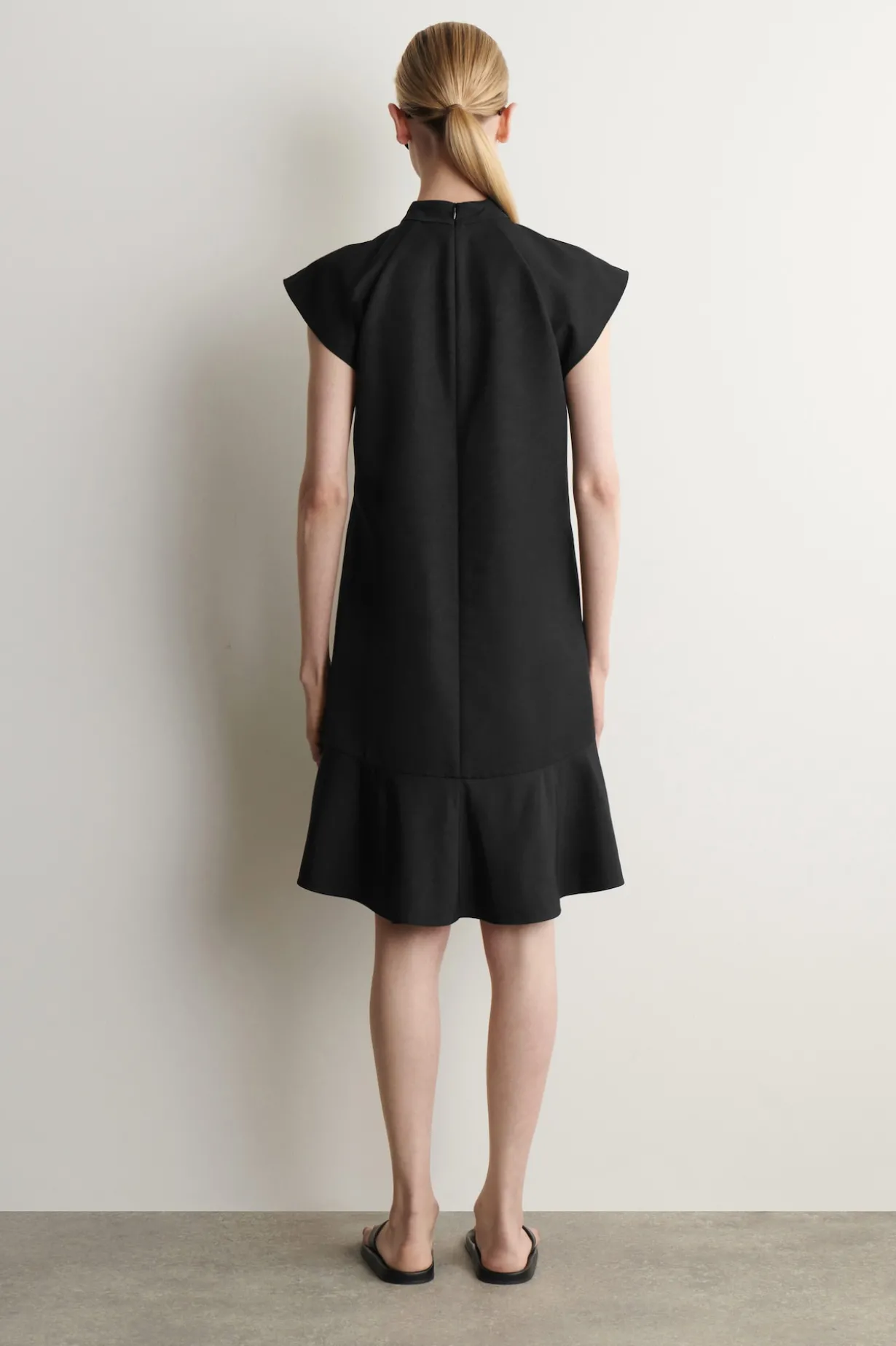 SKULPTURALES KLEID MIT HOHEM KRAGEN