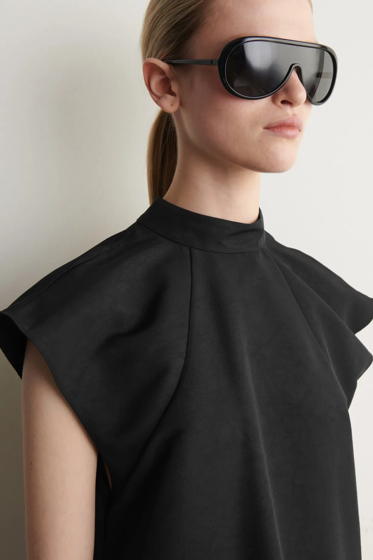 SKULPTURALES KLEID MIT HOHEM KRAGEN