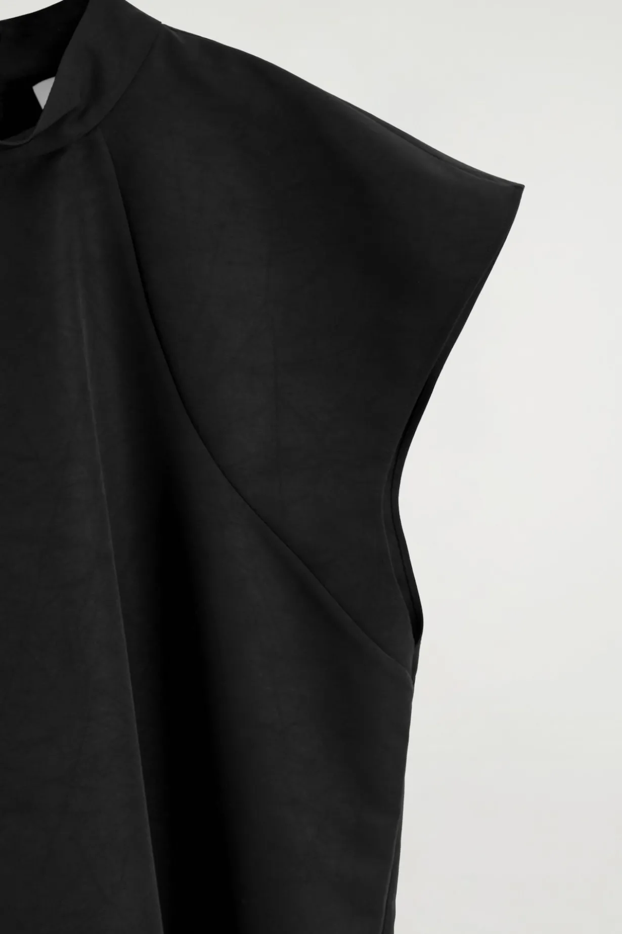 SKULPTURALES KLEID MIT HOHEM KRAGEN