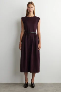 SKULPTURALES MIDIKLEID AUS GEBÜRSTETER WOLLE
