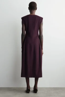 SKULPTURALES MIDIKLEID AUS GEBÜRSTETER WOLLE