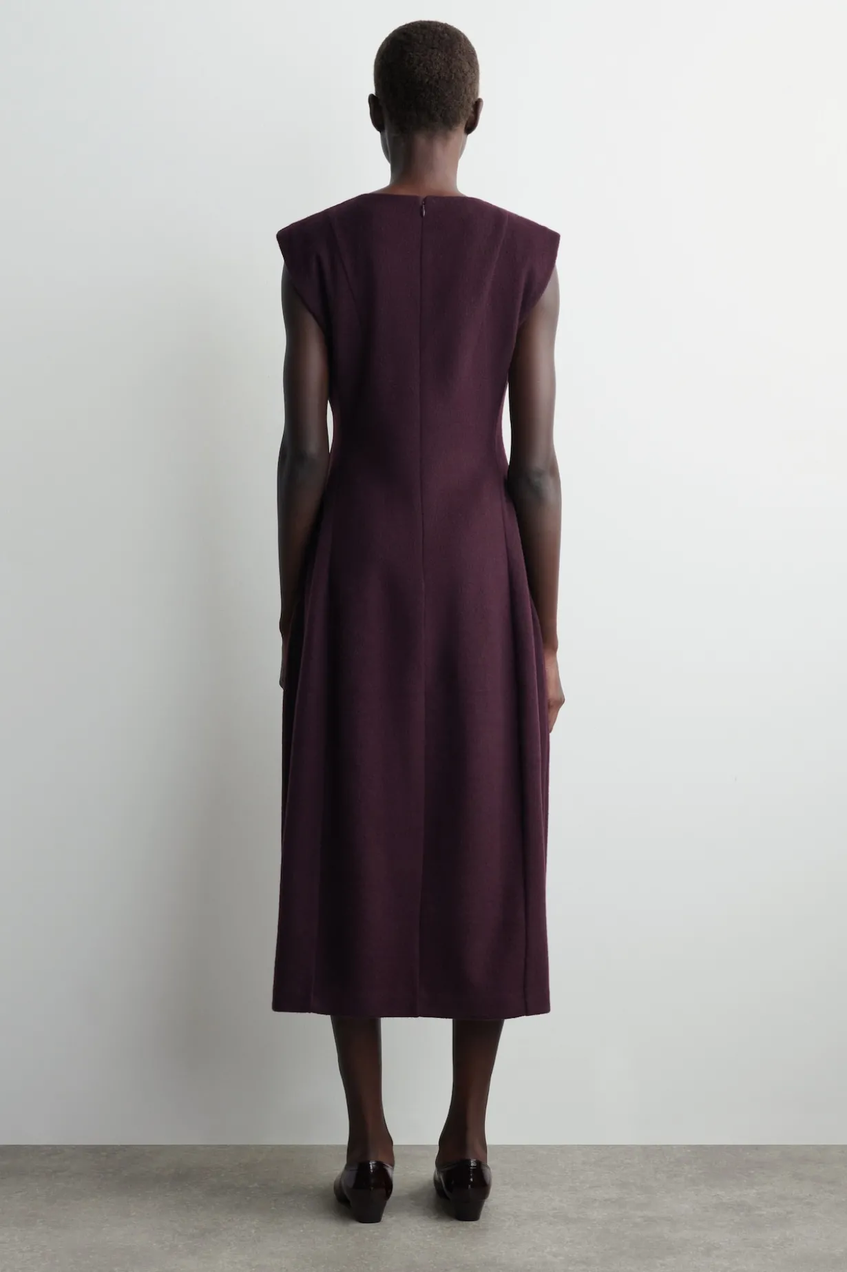 SKULPTURALES MIDIKLEID AUS GEBÜRSTETER WOLLE