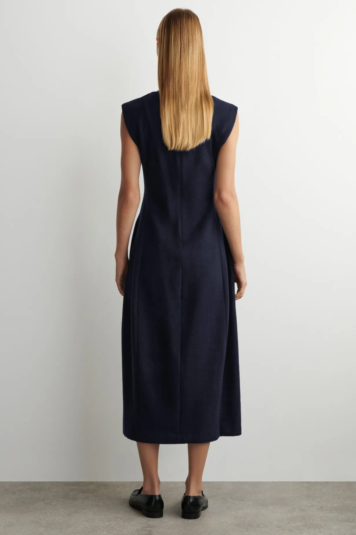 SKULPTURALES MIDIKLEID AUS GEBÜRSTETER WOLLE