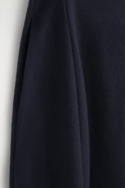 SKULPTURALES MIDIKLEID AUS GEBÜRSTETER WOLLE