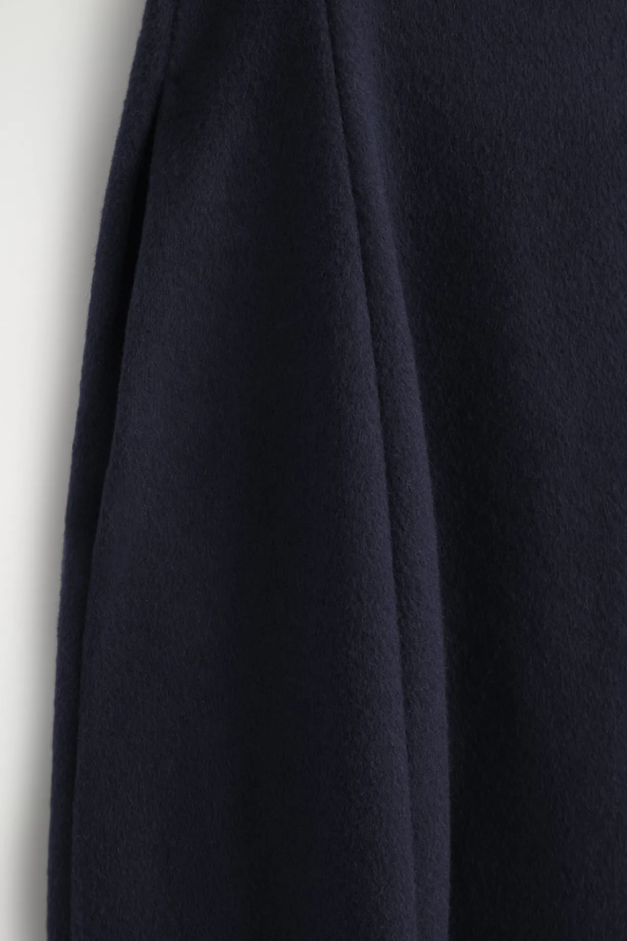 SKULPTURALES MIDIKLEID AUS GEBÜRSTETER WOLLE