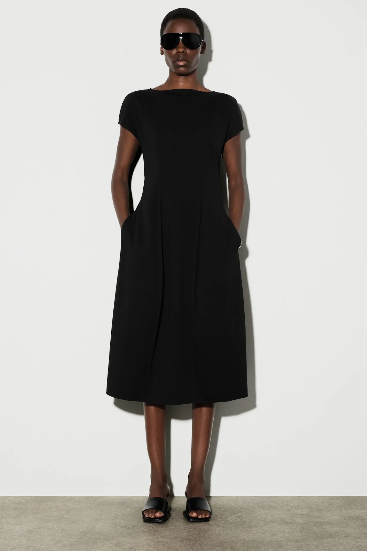 SKULPTURALES MIDIKLEID AUS JERSEY