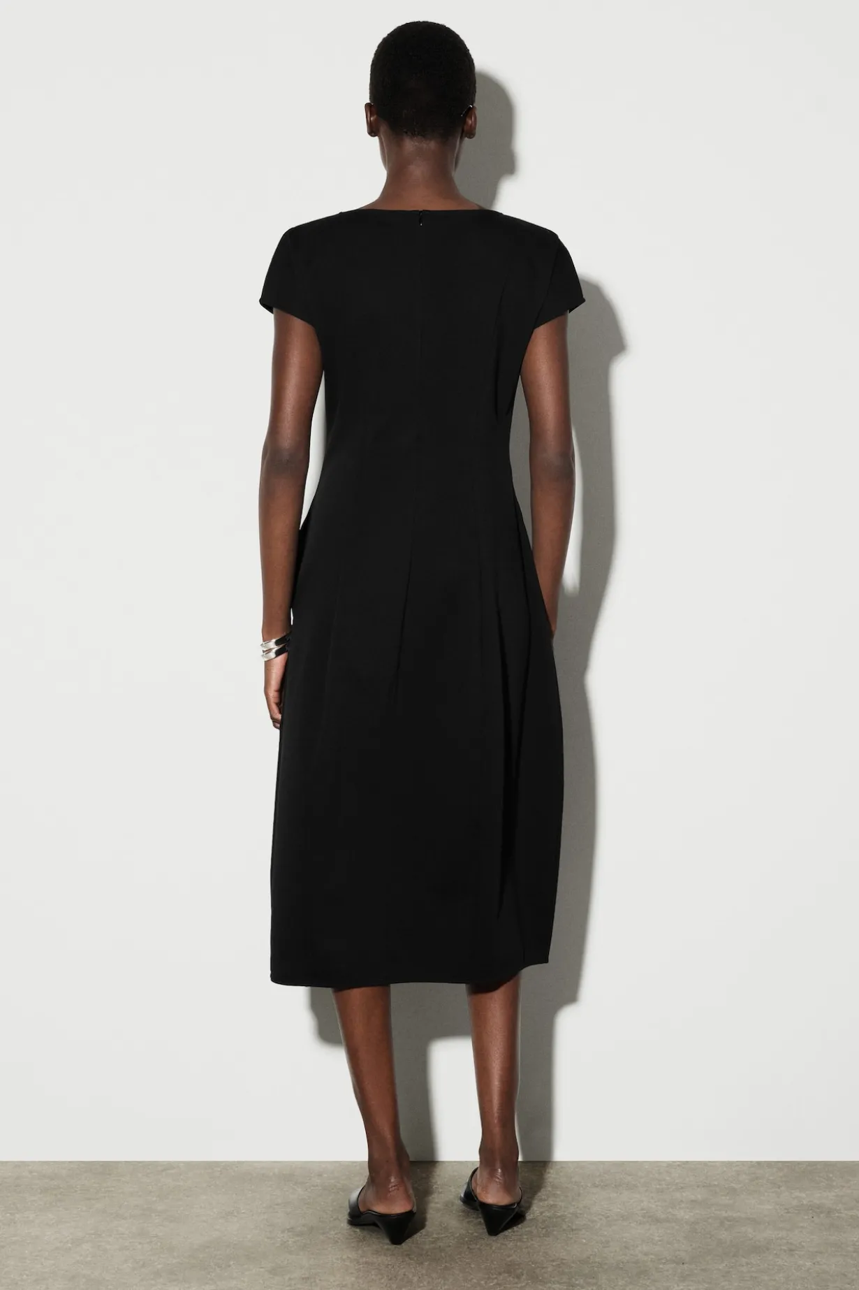 SKULPTURALES MIDIKLEID AUS JERSEY