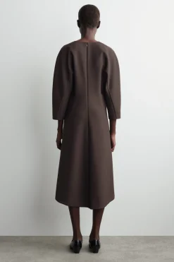 SKULPTURALES MIDIKLEID MIT LANGEN ÄRMELN